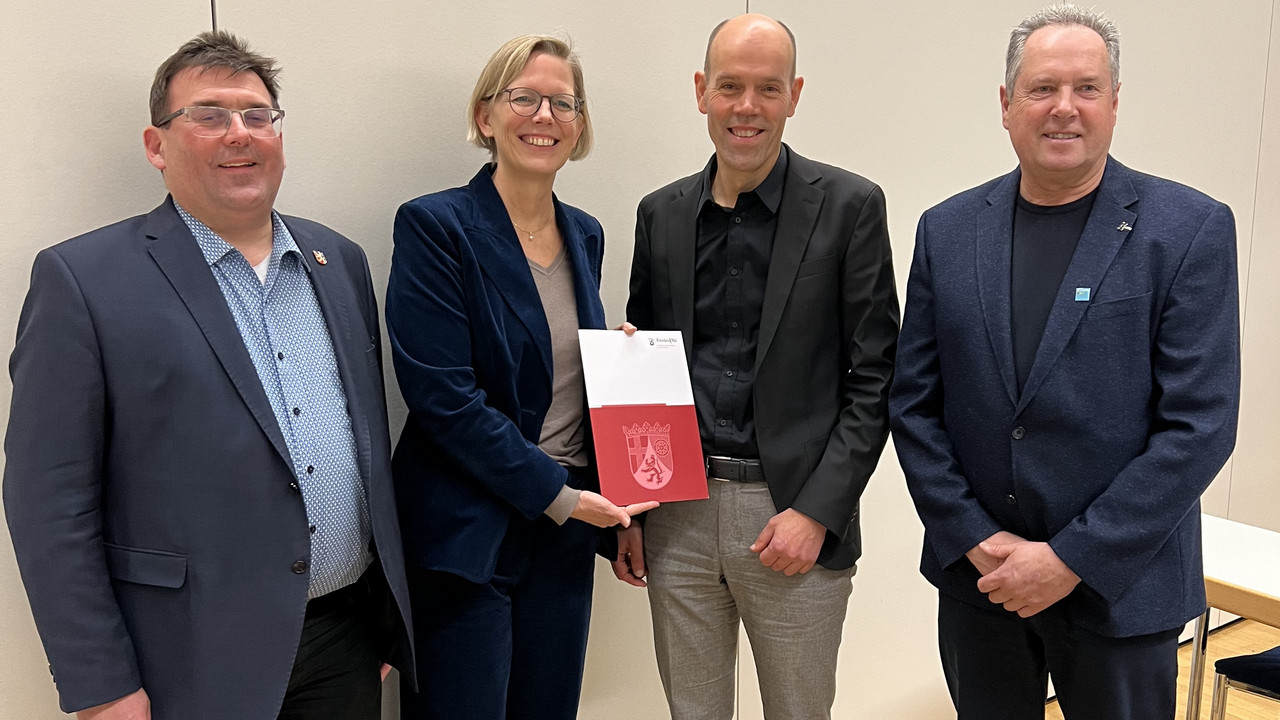 Innenstaatssekretärin Simone Schneider bei der Übergabe des Förderbescheids an den Vorsteher des Zweckverbandes Volker Boch (2.v.r.) und die stellvertretenden Verbandsvorsteher Jörg Denninghoff (l.) und Hansjörg Bathke (r.).