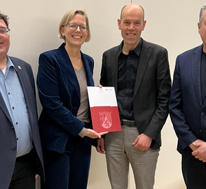 Innenstaatssekretärin Simone Schneider bei der Übergabe des Förderbescheids an den Vorsteher des Zweckverbandes Volker Boch (2.v.r.) und die stellvertretenden Verbandsvorsteher Jörg Denninghoff (l.) und Hansjörg Bathke (r.).