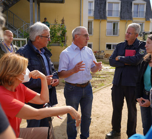 Innenminister Roger Lewentz und Ministerpräsidentin Malu Dreyer mit Günter Kern bei einem Gespräch im Ahrtal