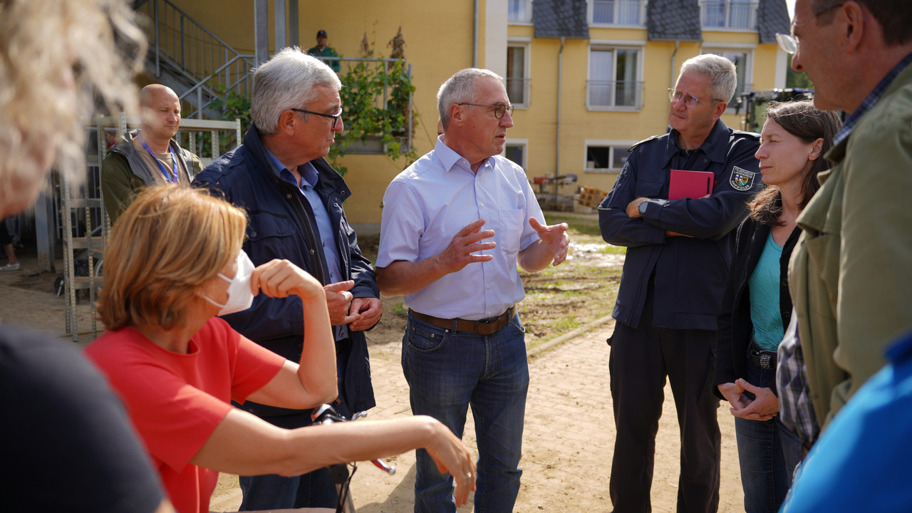 Innenminister Roger Lewentz und Ministerpräsidentin Malu Dreyer mit Günter Kern bei einem Gespräch im Ahrtal