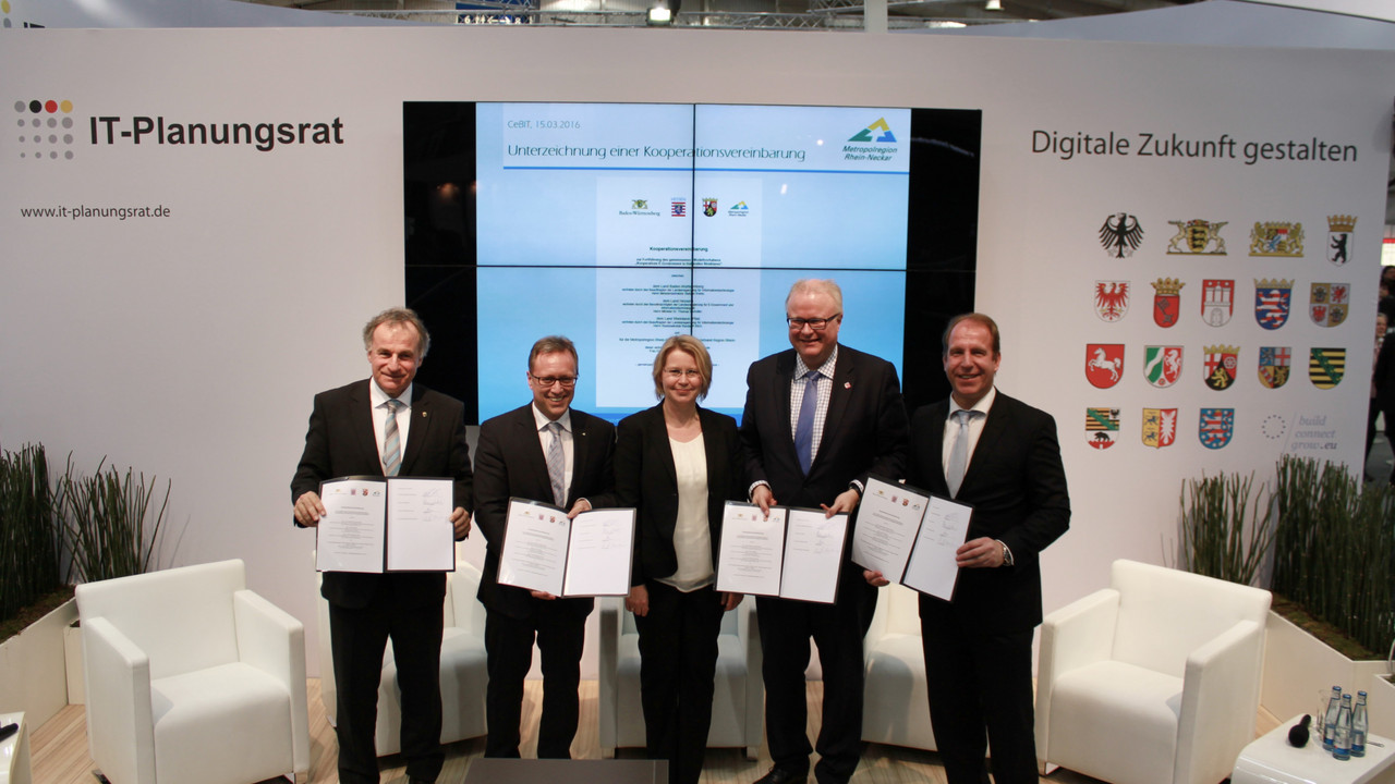 Bei der Unterzeichnung auf der CeBIT 2016 (von links): Stefan Krebs (IT-Beauftragter des Landes Baden-Württemberg), Ralph Schlusche (Verbandsdirektor Verband Region Rhein-Neckar), Dr. Christine Brockmann (Leiterin Fachbereich "Verwaltungsvereinfachung/eGovernment" der Metropolregion Rhein-Neckar GmbH), Dr. Thomas Schäfer (Finanzminister und Bevollmächtigter für eGovernment und Informationstechnologie des Landes Hessen), Randolf Stich (Innenstaatssekretär und IT-Beauftragter des Landes Rheinland-Pfalz)