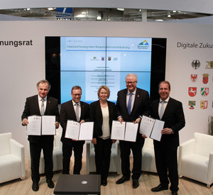 Bei der Unterzeichnung auf der CeBIT 2016 (von links): Stefan Krebs (IT-Beauftragter des Landes Baden-Württemberg), Ralph Schlusche (Verbandsdirektor Verband Region Rhein-Neckar), Dr. Christine Brockmann (Leiterin Fachbereich "Verwaltungsvereinfachung/eGovernment" der Metropolregion Rhein-Neckar GmbH), Dr. Thomas Schäfer (Finanzminister und Bevollmächtigter für eGovernment und Informationstechnologie des Landes Hessen), Randolf Stich (Innenstaatssekretär und IT-Beauftragter des Landes Rheinland-Pfalz)