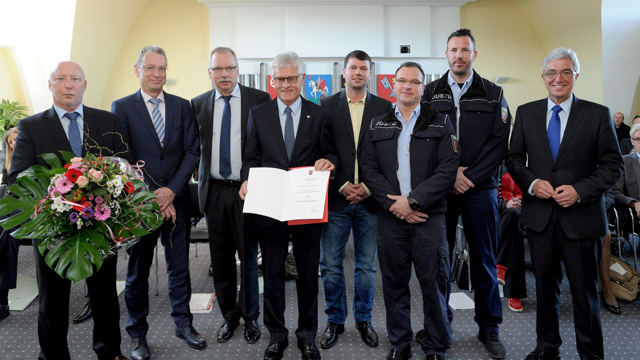 Vertreter des Südwestdeutschen Fußballverbandes und der JVA Frankenthal mit Roger Lewentz und Rudolf Berg