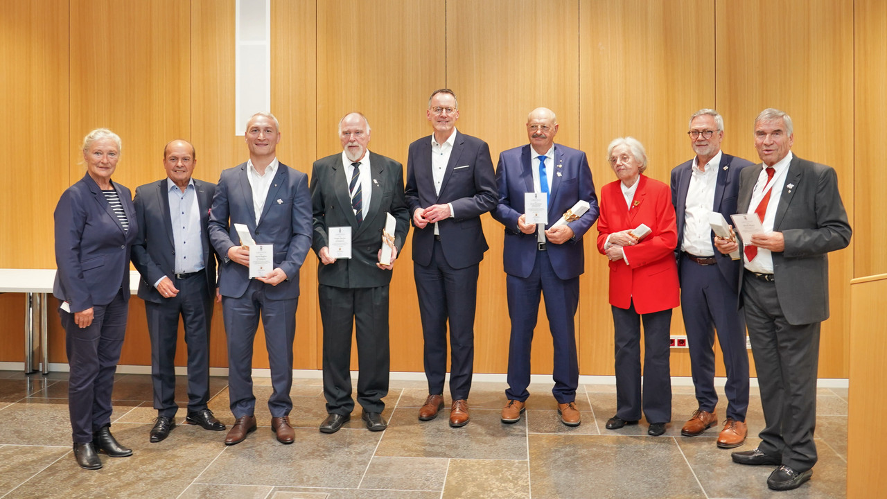 Sportminister Michael Ebling (m.) mit Monika Sauer (Präsidentin Sportbund Rheinland, l.), Klaus Kuhn (Präsident Sportbund Rheinhessen, 2.v.l.) und Rudolf Storck (Präsident Landessportbund RLP, 2.v.r.) bei der Übergabe des Sport-Obelisken 2024 an die Geehrten Baris Baglan (3.v.l.), Jürgen Becker (4.v.l.), Ernst Eymann (4.v.r.), Jutta Kopf (3.v.r.) und Ulrich Klaus (r.).