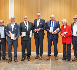 Sportminister Michael Ebling (m.) mit Monika Sauer (Präsidentin Sportbund Rheinland, l.), Klaus Kuhn (Präsident Sportbund Rheinhessen, 2.v.l.) und Rudolf Storck (Präsident Landessportbund RLP, 2.v.r.) bei der Übergabe des Sport-Obelisken 2024 an die Geehrten Baris Baglan (3.v.l.), Jürgen Becker (4.v.l.), Ernst Eymann (4.v.r.), Jutta Kopf (3.v.r.) und Ulrich Klaus (r.).