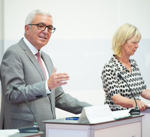 Innenminister Roger Lewentz und Finanzministerin Doris Ahnen bei der Vorstellung der Planungen.