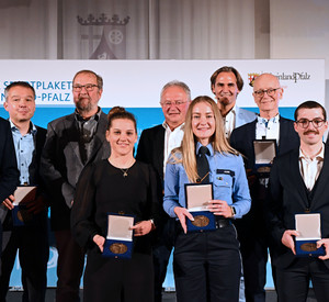 Sportminister Michael Ebling mit den Preisträgerinnen und Preisträgern der Sportplakette