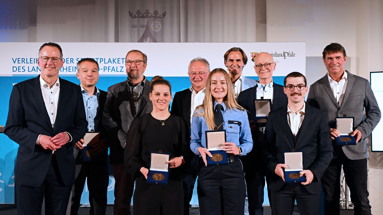 Sportminister Michael Ebling mit den Preisträgerinnen und Preisträgern der Sportplakette