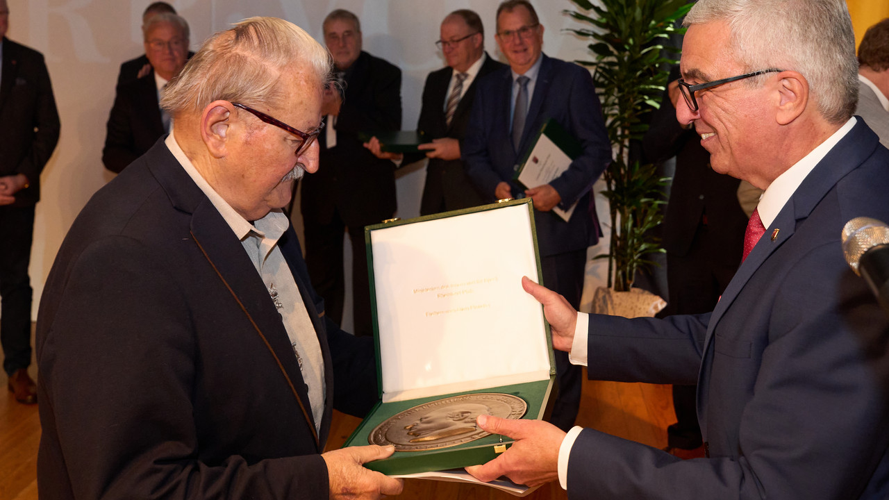 Anton Palm (Landkreis Ahrweiler) bei seiner Ehrung durch Innenminister Roger Lewentz.
