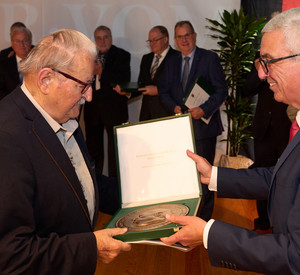 Anton Palm (Landkreis Ahrweiler) bei seiner Ehrung durch Innenminister Roger Lewentz.