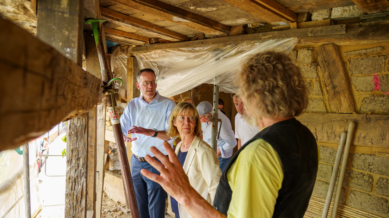 Innenminister Michael Ebling und Finanz- und Bauministerin Doris Ahnen beim Besuch des Fluthilfecamps der Jugendbauhütten im Ahrtal.