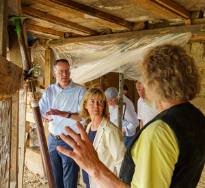 Innenminister Michael Ebling und Finanz- und Bauministerin Doris Ahnen beim Besuch des Fluthilfecamps der Jugendbauhütten im Ahrtal.