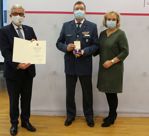 Innenminister Roger Lewentz hat Werner Vogt mit dem Goldenen Feuerwehr-Ehrenzeichen am Bande ausgezeichnet.