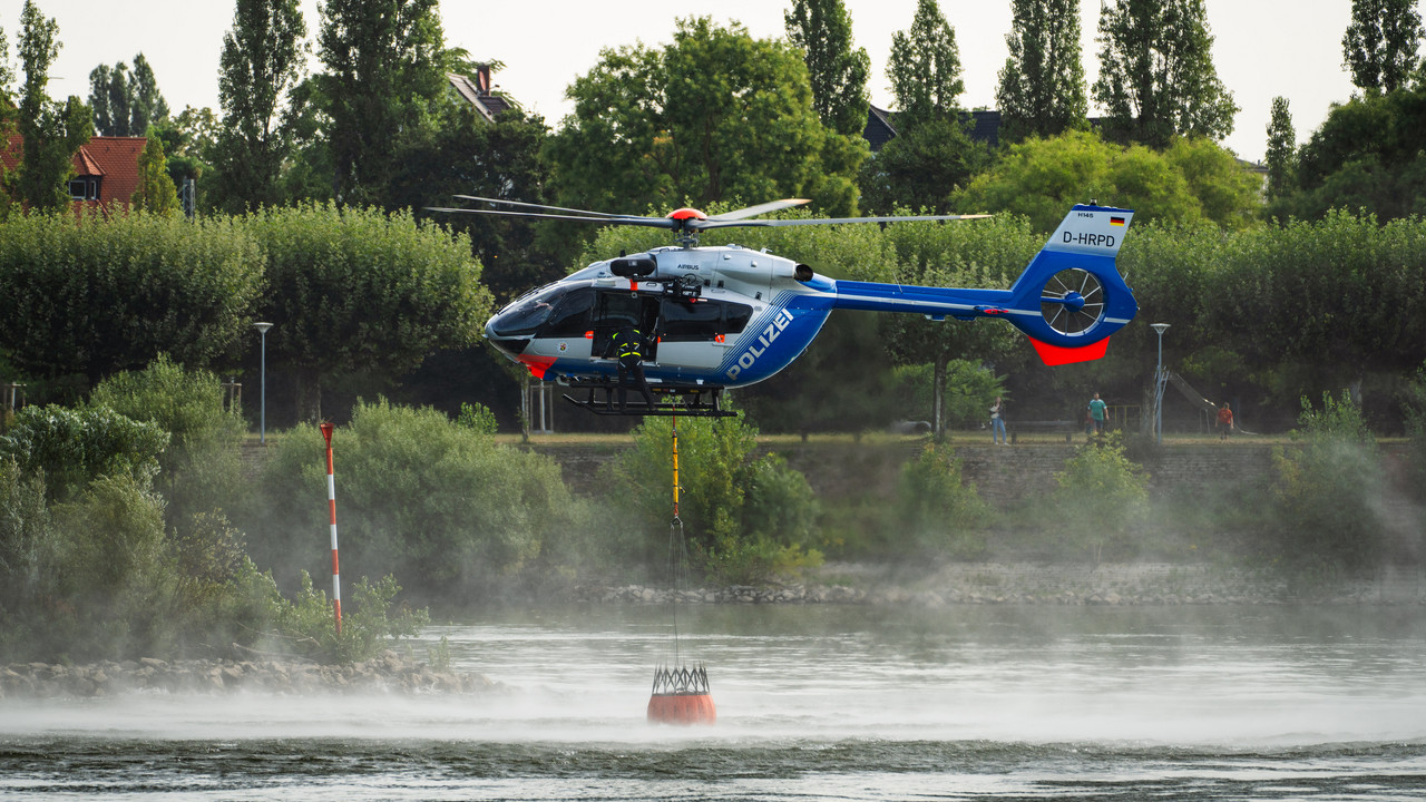 Die neuen Außenlastbehälter der Hubschrauber haben ein Fassungsvermögen von über 800 Litern und sollen im Kampf gegen Flächenbrände zum Einsatz kommen.