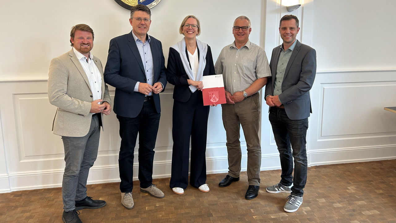 Staatssekretärin Schneider bei der Bescheidübergabe an die Bürgermeister der beteiligten Gemeinden im Kooperationsprojekt zum interkommunalen Archiv.