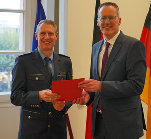 Innenminister Michael Ebling übergibt dem neuen Leiter des Polizeipräsidiums Rheinpfalz, Andreas Sarter, die Ernennungsurkunde.