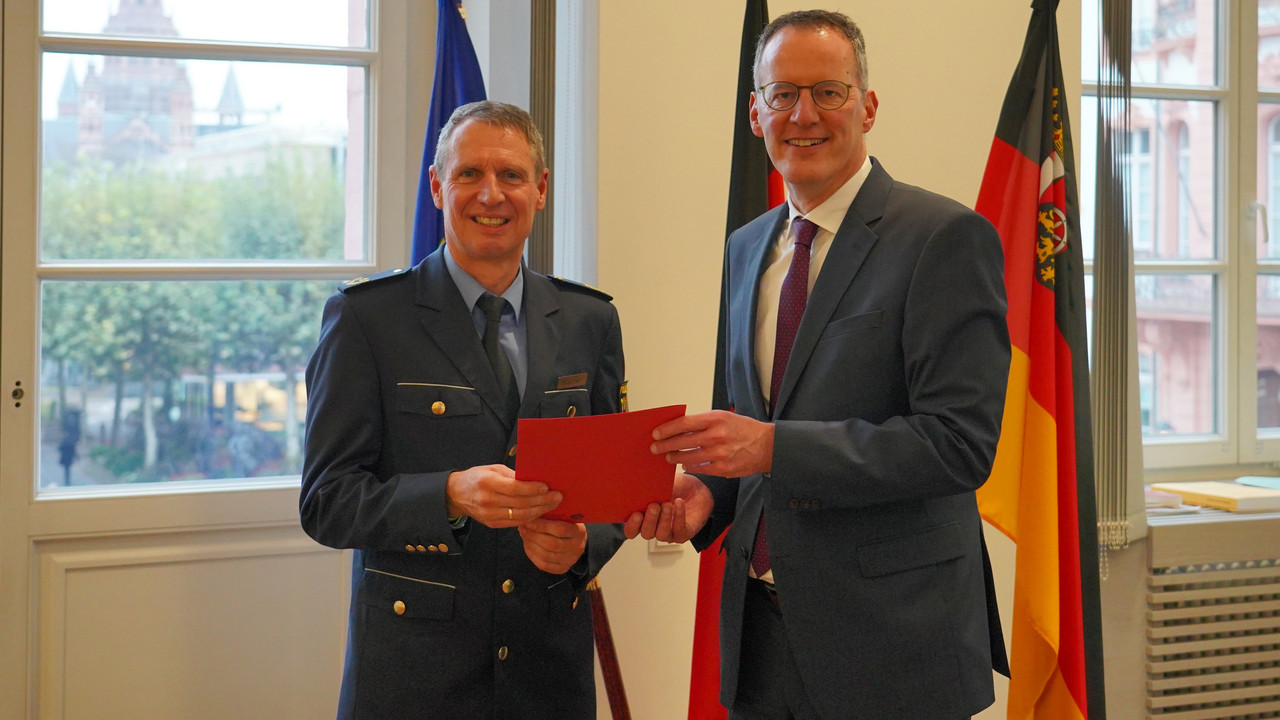 Innenminister Michael Ebling übergibt dem neuen Leiter des Polizeipräsidiums Rheinpfalz, Andreas Sarter, die Ernennungsurkunde.