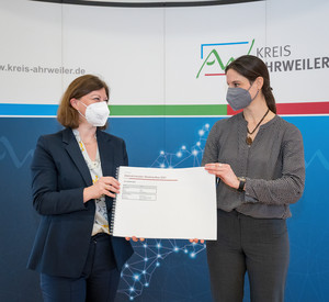 Wiederaufbaubeauftragte Nicole Steingaß nimmt den Maßnahmenplan des Landkreises Ahrweiler entgegen.