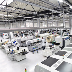 Eine Fabrikhalle mit verschiedenen Maschinen.