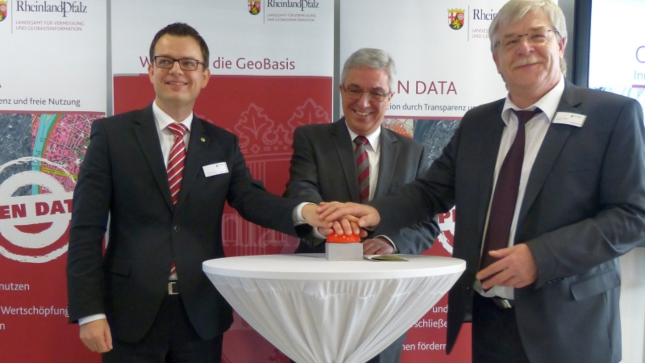 Start der Open Data-Initiative für Geodaten. v. li. Marcel Weber, Minister Roger Lewentz und Präsident LVermGeo Otmar Didinger drücken gemeinsam den Startknopf für die Open Data-Initiative des Landesamts für Vermessung und Geobasisinformation Rheinland-Pfalz
