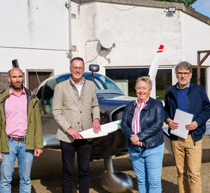 Sportminister Michael Ebling überreicht einen Förderbescheid auf dem Flugplatz Winningen/Koblenz zur Sanierung des Flugzeughallendaches