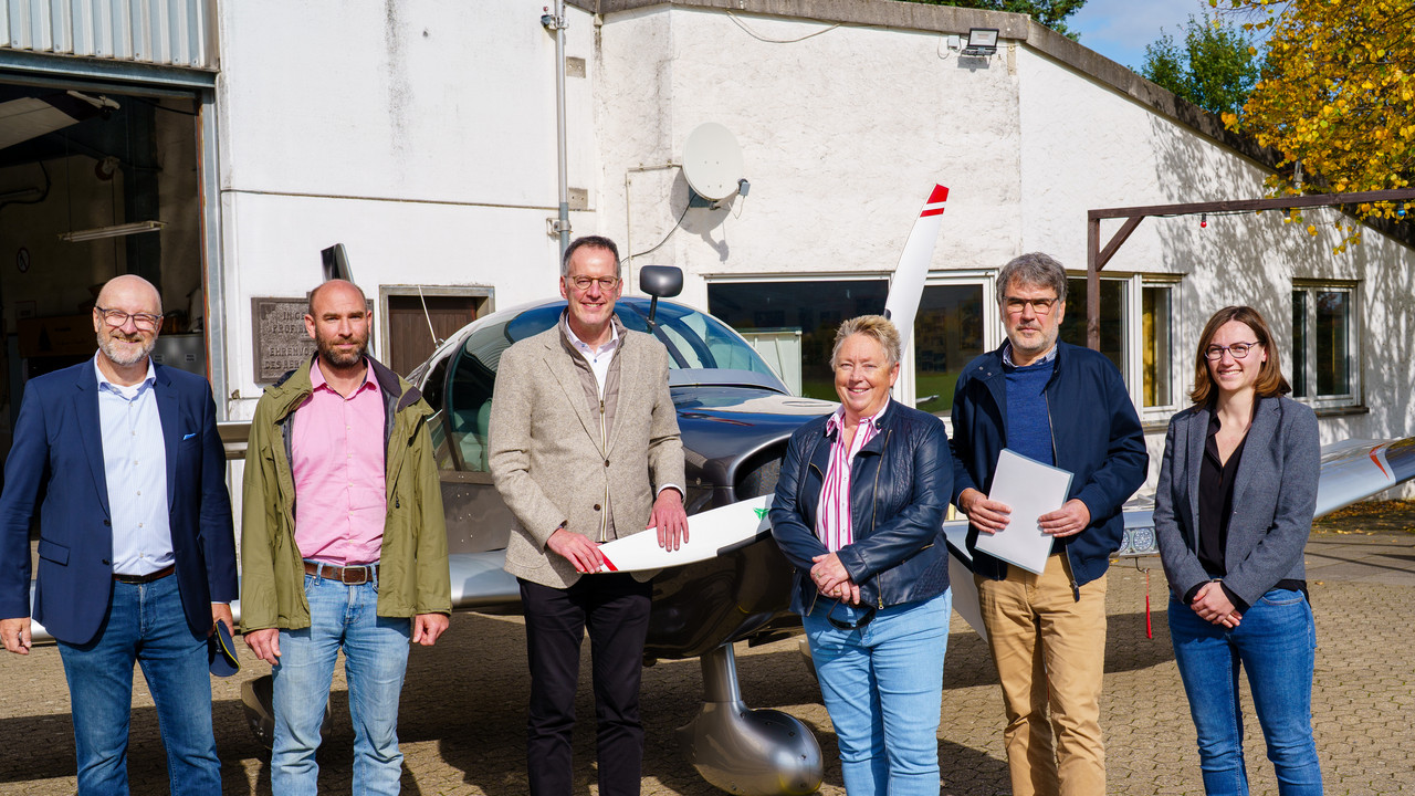 Sportminister Michael Ebling überreicht einen Förderbescheid auf dem Flugplatz Winningen/Koblenz zur Sanierung des Flugzeughallendaches