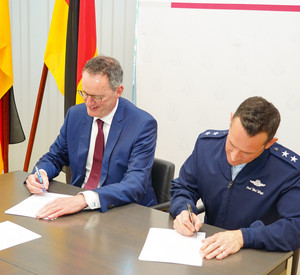 Gemeinsam für noch mehr Sicherheit im Straßenverkehr: Innenminister Michael Ebling und Generalmajor Paul D. Moga bei der Unterzeichnung der Kooperationsvereinbarung.