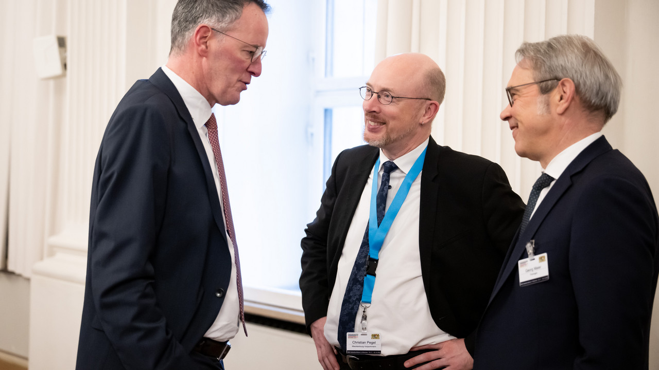Innenminister Michael Ebling im Gespräch mit den Innenministern Christian Pegel und Georg Maier. 