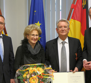 Von links nach rechts: Staatssekretär Günter Kern, Edith Scharhag, Günter Scharhag und der Bürgermeister der Stadt Landau Dr. Maximilian Ingenthron