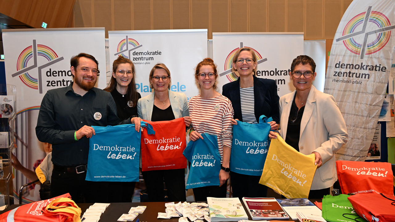 Staatssekretärin Simone Schneider (2.v.r.) mit Bildungsministerin Dr. Stefanie Hubig (3.v.l.) und Wirtschaftsstaatssekretärin Petra Dick-Walther (r.) am Stand des Demokratiezentrums RLP.