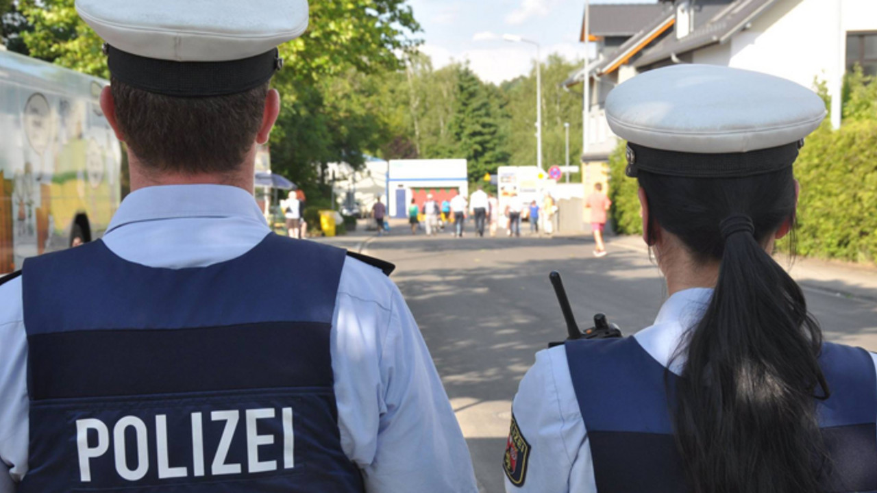 Zwei Beamte der Polizei Rheinland-Pfalz