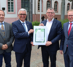 Innenminister Roger Lewentz bei der Übergabe der Urkunde durch Prof. Dr. Jan-Thorsten Gräsner.