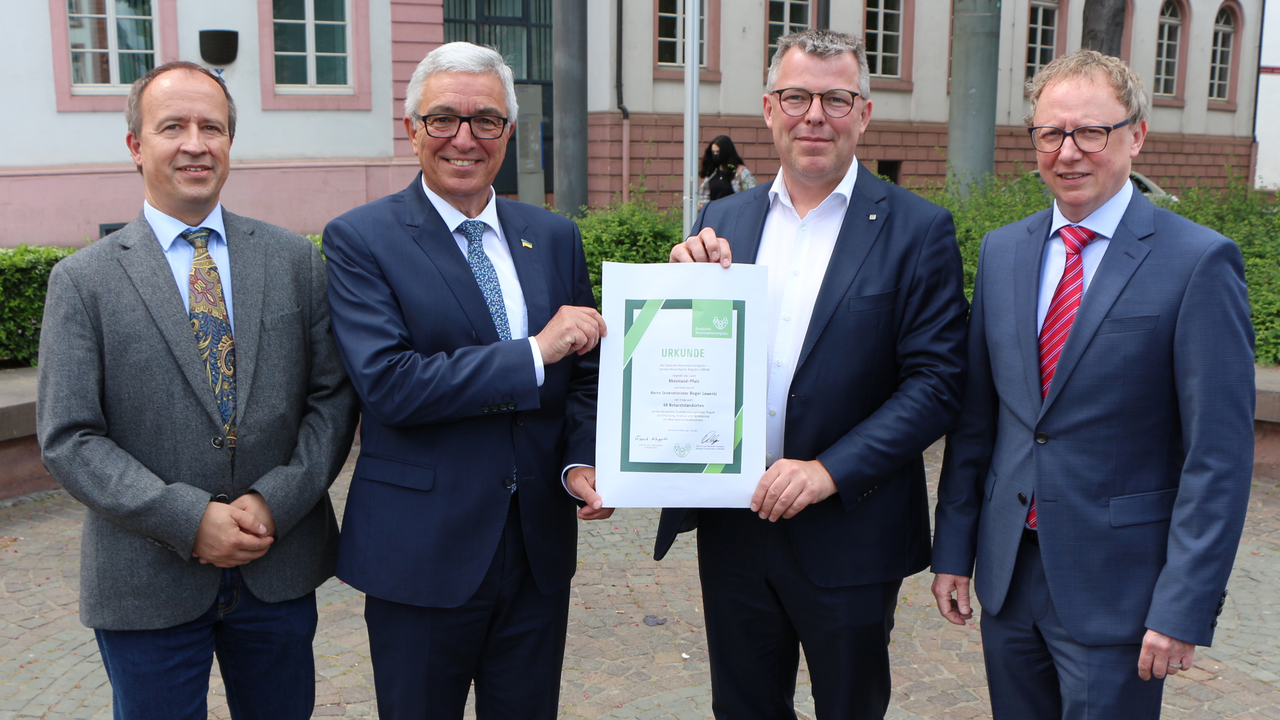 Innenminister Roger Lewentz bei der Übergabe der Urkunde durch Prof. Dr. Jan-Thorsten Gräsner.