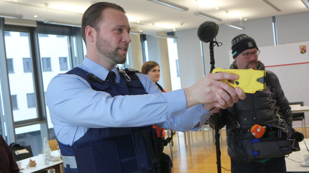 Abfeuern eines Distanz-Elektroimpulsgerätes (DEIG) 