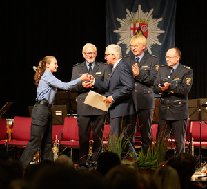 Innenminister Roger Lewentz bei der Ernennung der neuen Polizeikommissarinnen und -kommissare