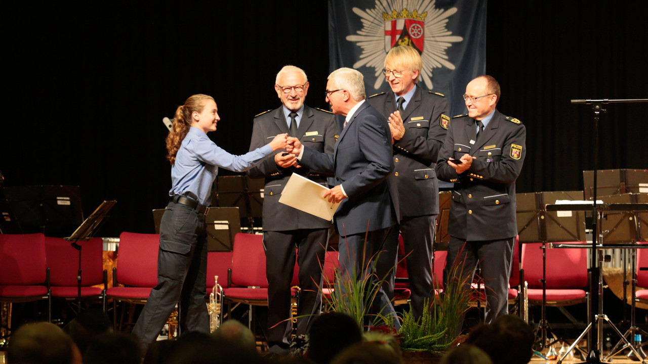 Innenminister Roger Lewentz bei der Ernennung der neuen Polizeikommissarinnen und -kommissare