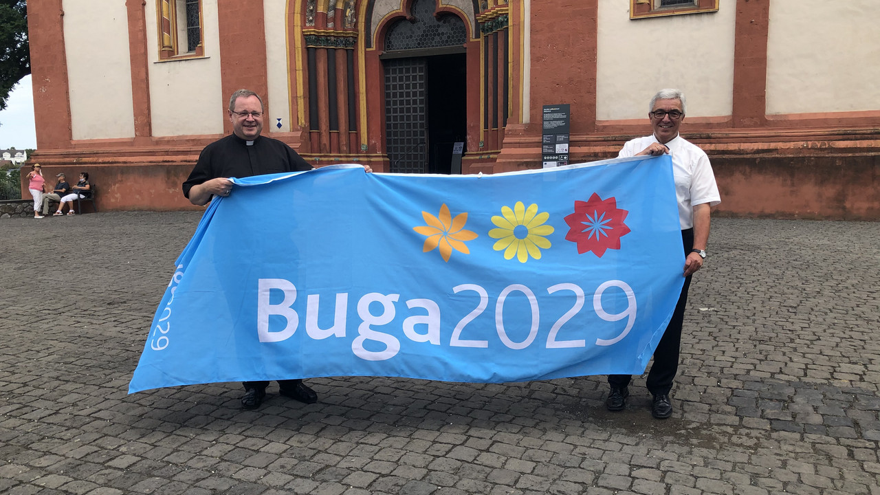 Bischof Dr. Bätzing und Minister Lewentz vor dem Limburger Dom
