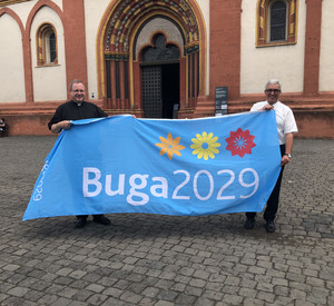 Bischof Dr. Bätzing und Minister Lewentz vor dem Limburger Dom