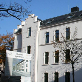 Blick auf die Fassade des nach denkmalpflegerischen Gesichtspunkten saniertem Haus des Jugendrechts in Trier