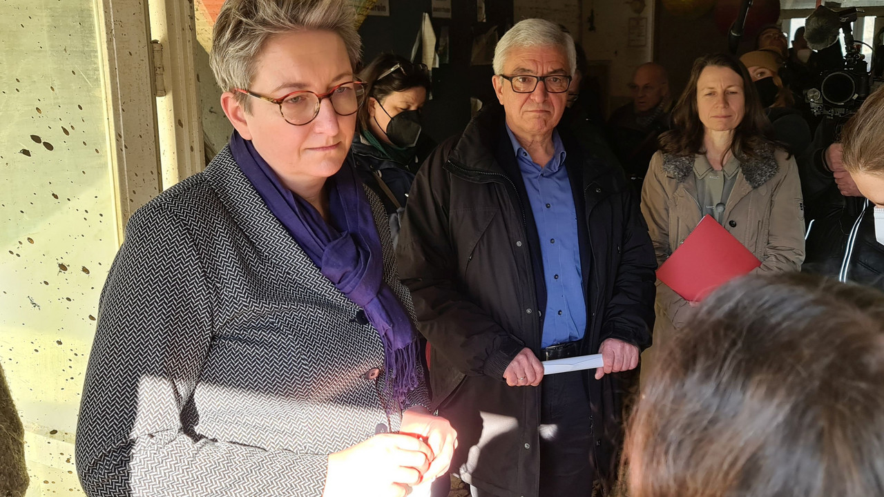 Innenminister Roger Lewentz mit Bundesbauministerin Klara Geywitz und Landrätin Cornelia Weigand beim Besuch im Ahrtal.