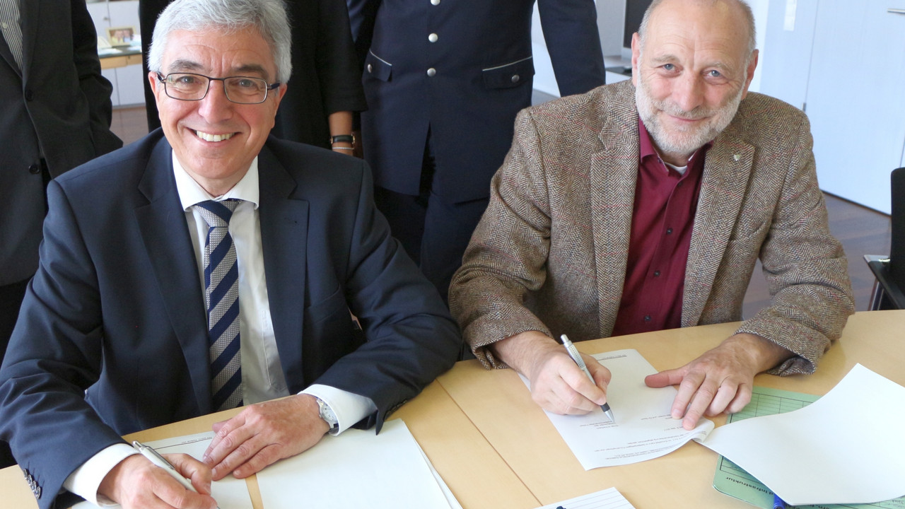 Roger Lewentz und Ernst Scharbach bei Unterzeichnung der Rahmerndienstvereinbarung für das Polizeipräsidium  für Einsatz, Logistik und Technik