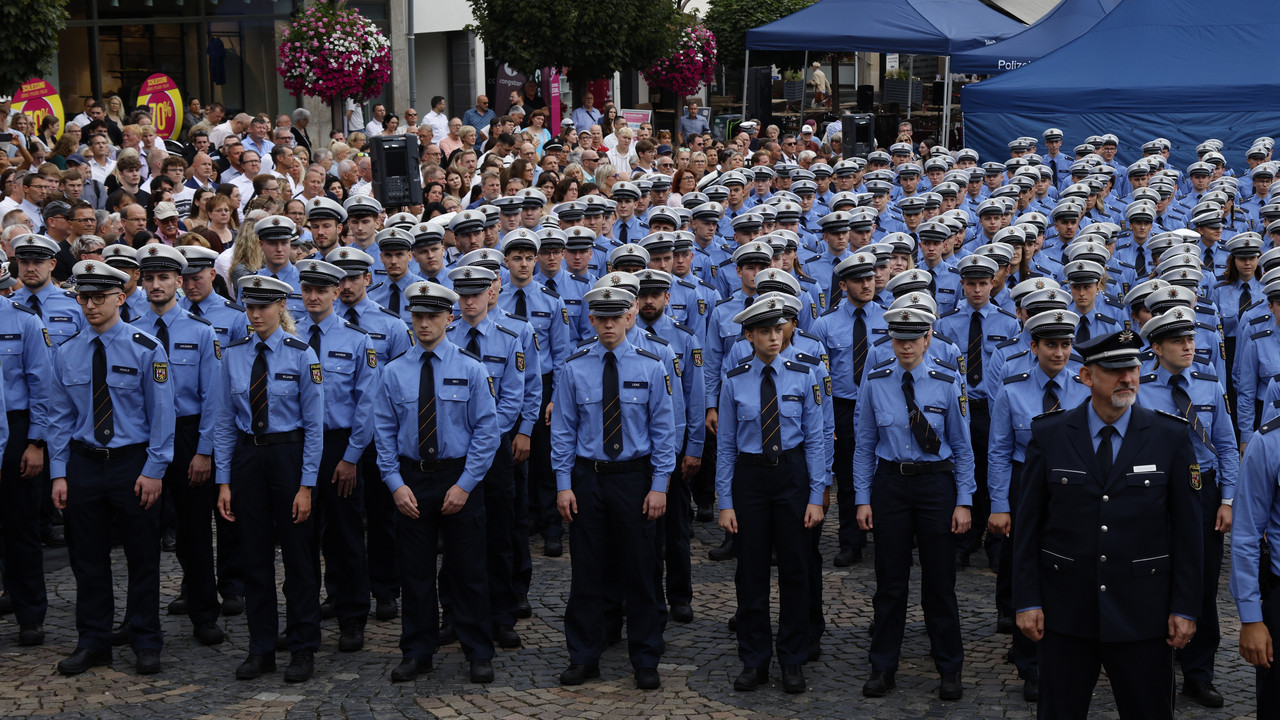 163 Polizeikommissaranwärterinnen und 301 Anwärter wurden vereidigt.