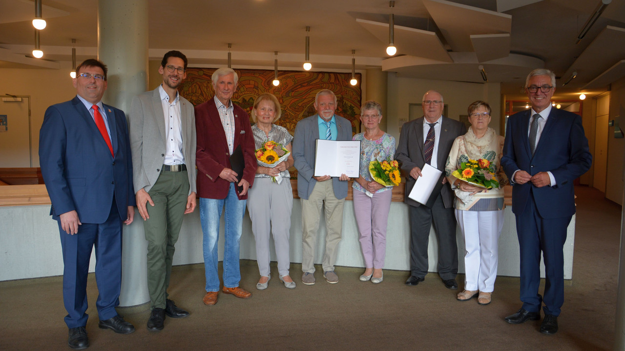 V.l.n.r.: Landrat Jörg Denninghoff, MdL Manuel Liguori, Hans Gritzner mit Ehefrau, Günter Klamp mit Ehefrau, Bernd Klees mit Ehefrau, Innenminister Roger Lewentz