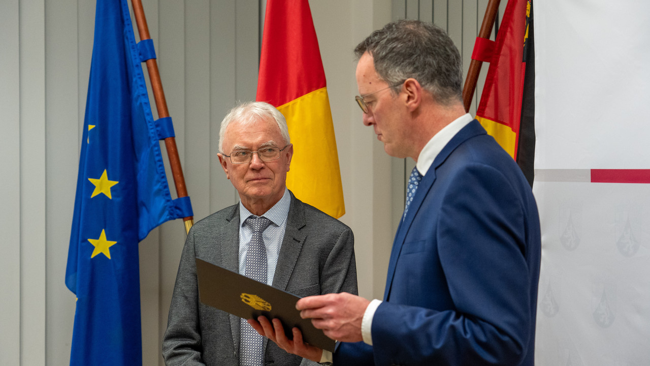 Innenminister Michael Ebling überreicht das Verdienstkreuz am Bande an Dr. Udo Rauch.