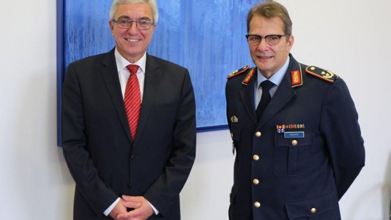 Innenminister Roger Lewentz mit Generalmajor Jürgen Knappe