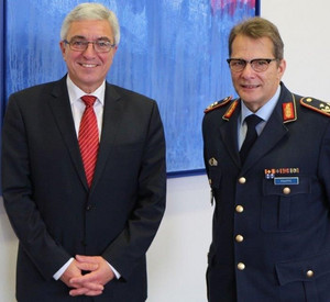 Innenminister Roger Lewentz mit Generalmajor Jürgen Knappe