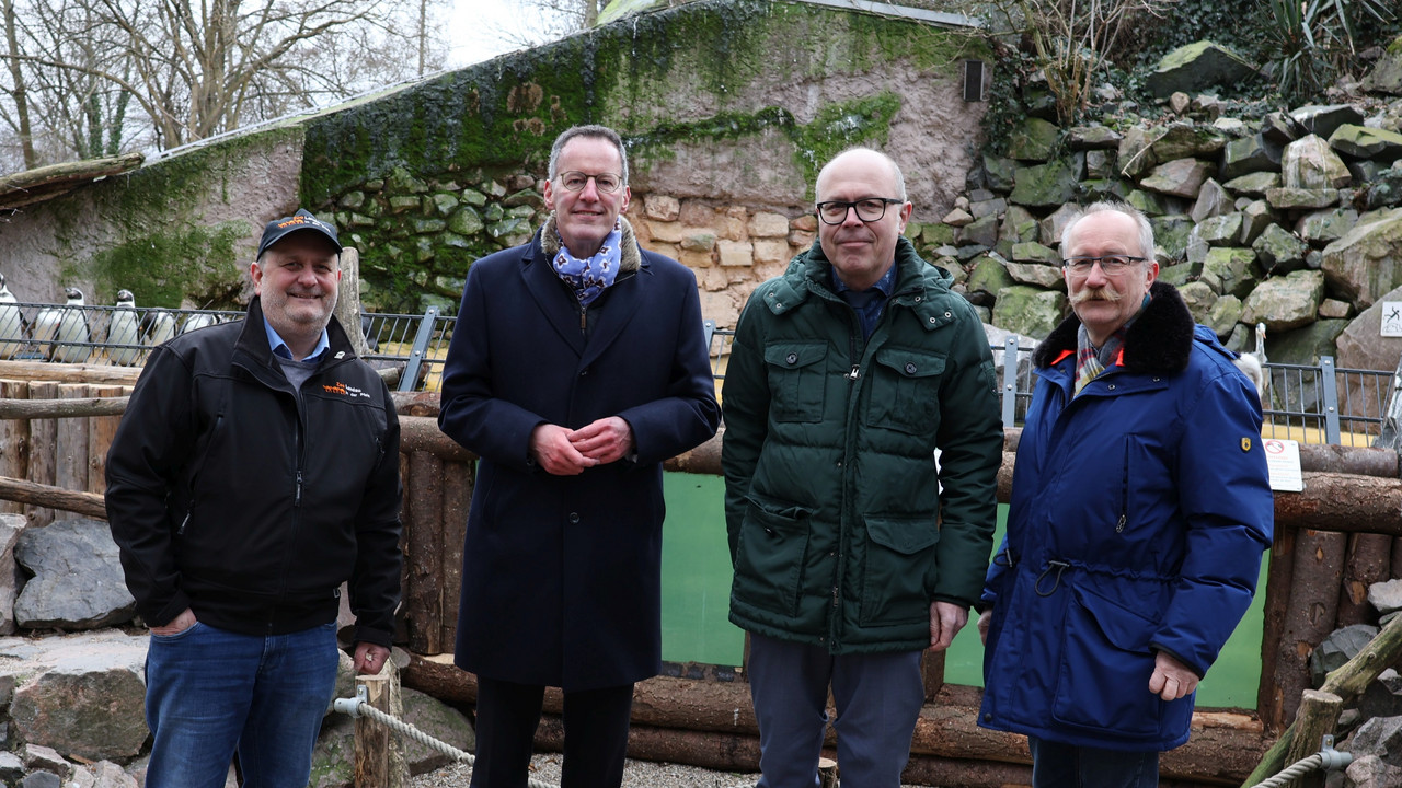 Innenminister Ebling bei der Bescheidübergabe im Landauer Zoo.