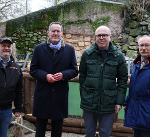Innenminister Ebling bei der Bescheidübergabe im Landauer Zoo.