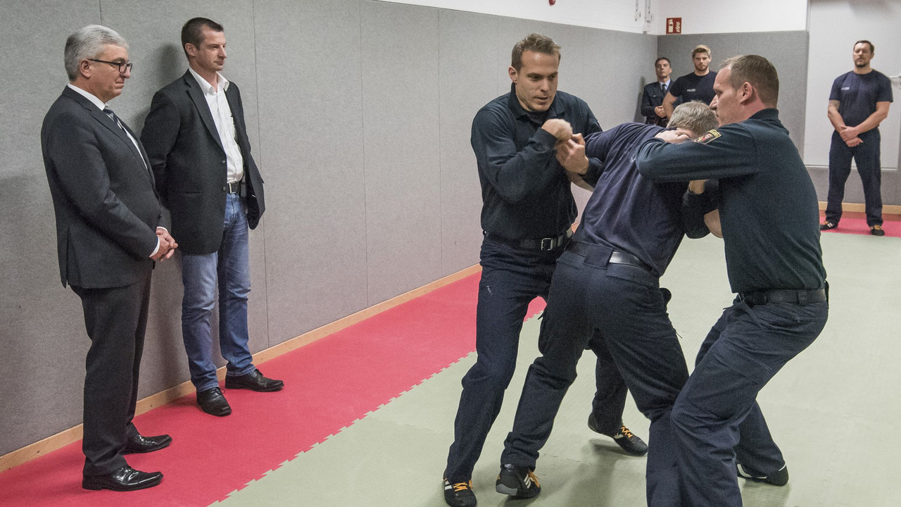 Minister Roger Lewentz eröffnet das neue Trainingszentrum der Polizei