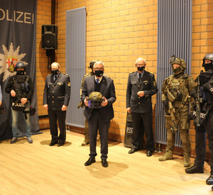 Innenminister Lewentz bei der Präsentation der Einsatzausrüstung
